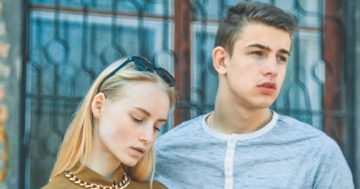 Männer flirten nervös